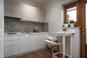 Kjøleskap, mikrobølgeovn, kokeplater og kaffetrakter/tekoker