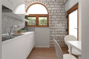 Kjøleskap, mikrobølgeovn, kokeplater og kaffetrakter/tekoker