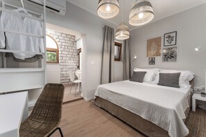 Une chambre à coucher avec un lit, une chaise, un bureau et une armoire.