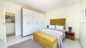 2 habitaciones y tabla de planchar con plancha