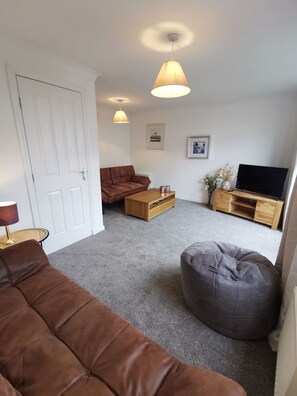 Smart TV - Charming 4 bed retreat- can sleep up to 10/12 (Thornaby)