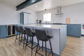 Microondas, horno, placa de cocina y lavavajillas