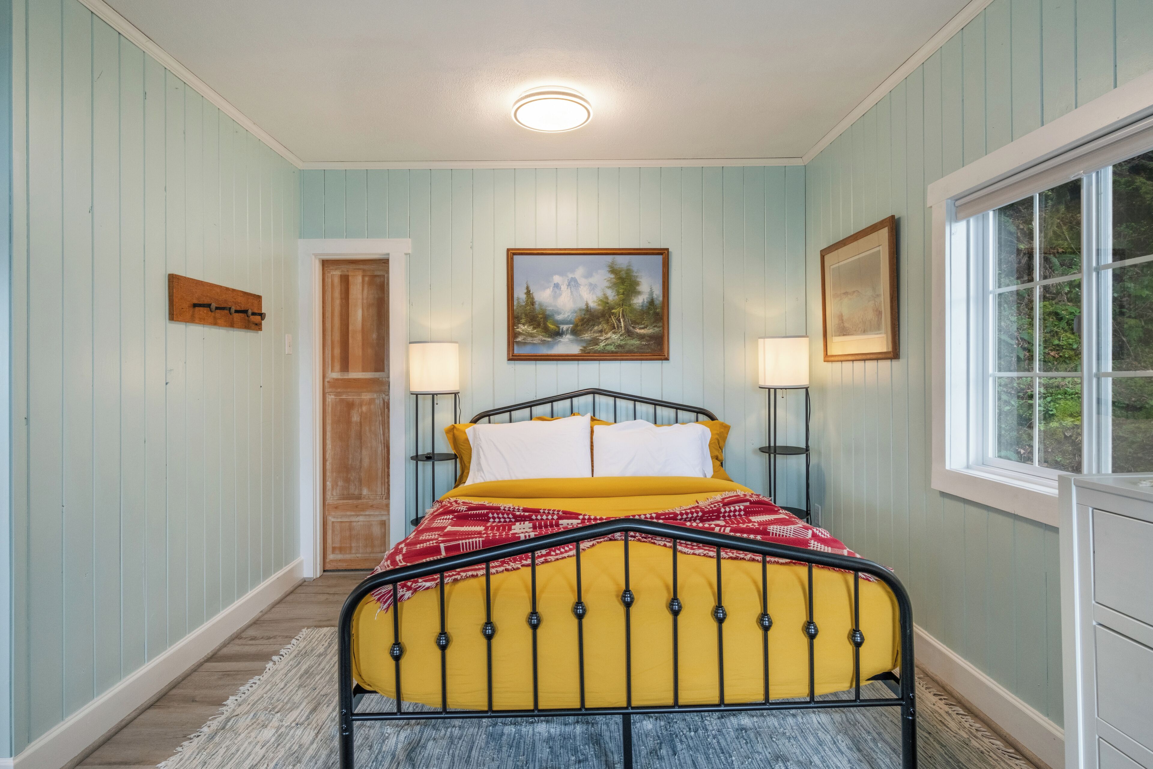 3 bedrooms, desk, iron/ironing board, free WiFi