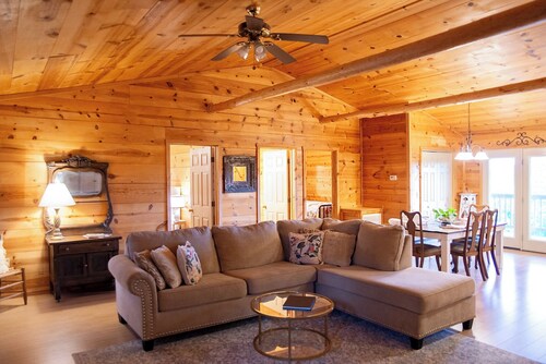 Charming 3-bedroom cabin with a view, AC/wifi located near Mountain View