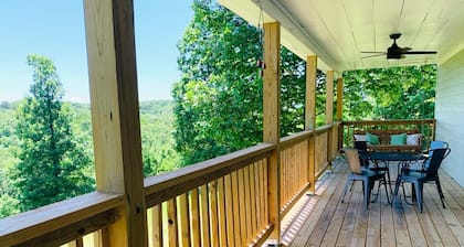Charming 3-bedroom cabin with a view, AC/wifi located near Mountain View