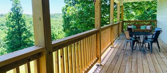 Charming 3-bedroom cabin with a view, AC/wifi located near Mountain View