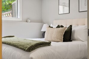 2 bedrooms, desk, free WiFi, bed sheets - Olive & Onyx | Fire Pit | Pet-Friendly | Central (Invermere)