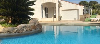 Villa with swimming pool 50m from the beach