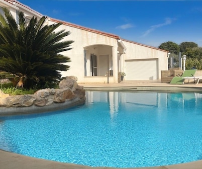 Villa with swimming pool 50m from the beach
