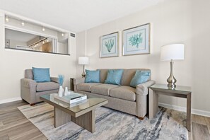Smart TV, books - 1 King BR Oceanfront Resort,Prime location in North Myrtle Beach (North Myrtle Beach)