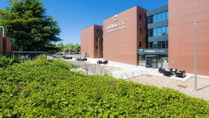 A modern building with a sign reading "LIVENSALIVING RESIDENCE DE ESTUDIANTES". - Livensa Living Salamanca Parking Free (Salamanca)
