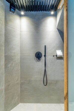 Dusche, Haartrockner, Bidet, Handtücher