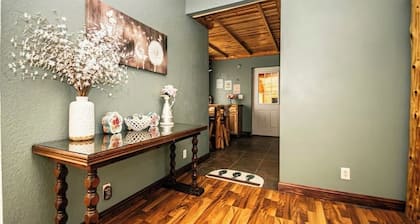Charming 3-bedroom Farmhouse with WiFi, AC Hot Tub & Sauna in Escanaba Mi