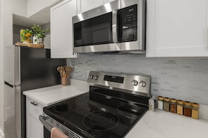 Fridge, microwave, oven, stovetop - Camellia: Studio Apt, 4 Minute walk to A&M (College Station)