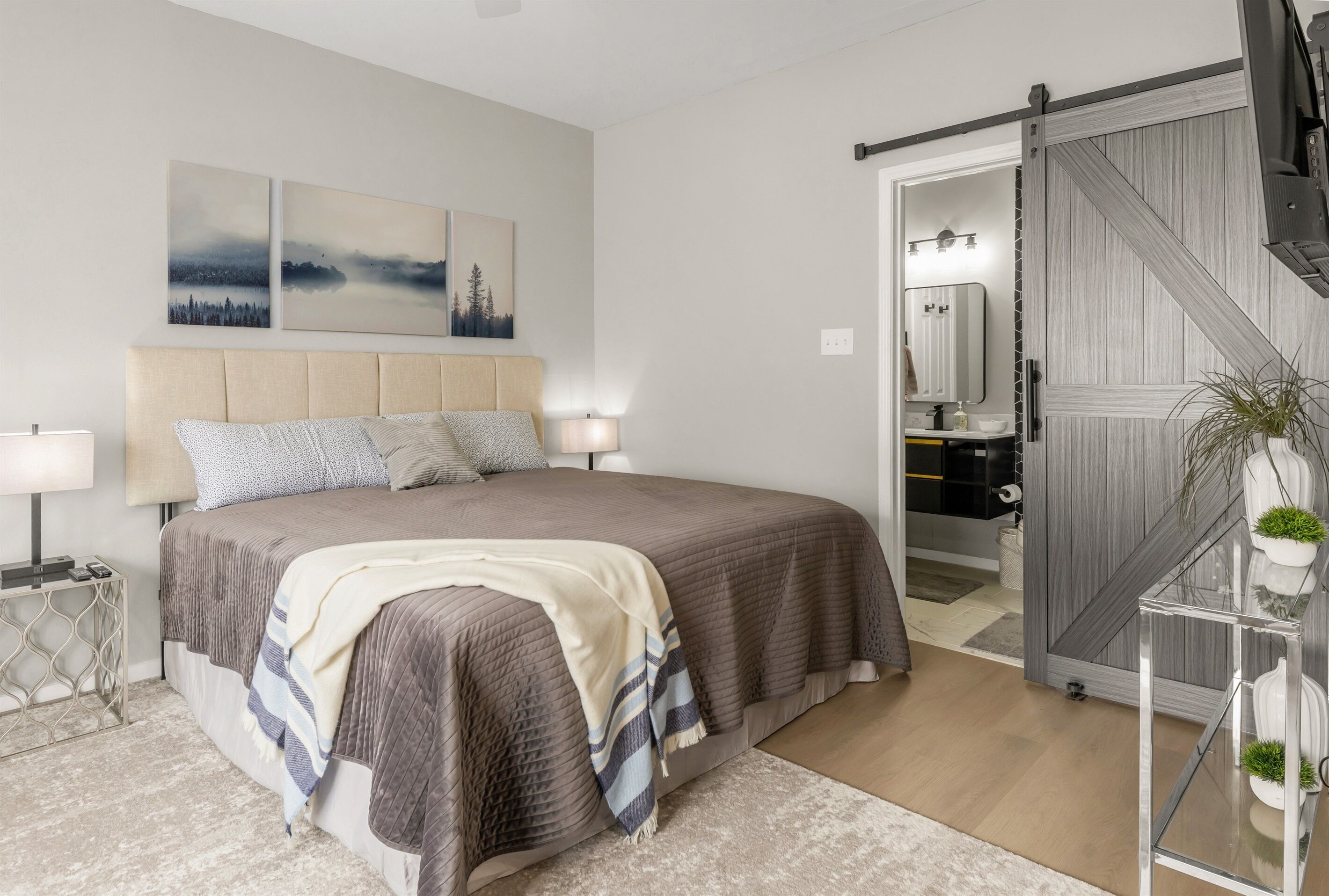 Tabla de planchar con plancha, wifi y ropa de cama 