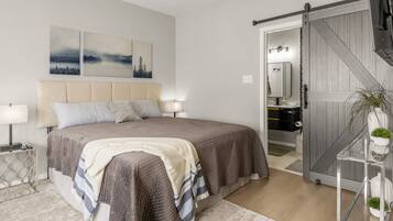 Tabla de planchar con plancha, wifi y ropa de cama
