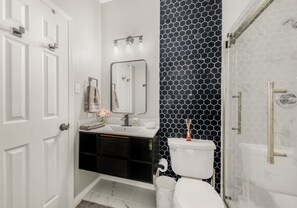Shower, hair dryer, towels - Camellia: Studio Apt, 4 Minute walk to A&M (College Station)