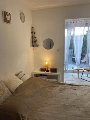 Iron/ironing board, bed sheets