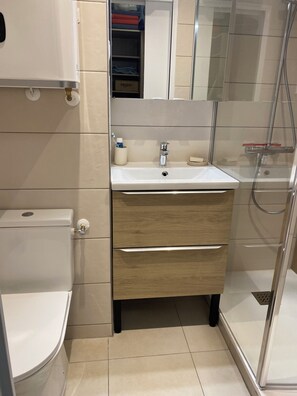 SĂšche-cheveux, serviettes fournies, papier toilette