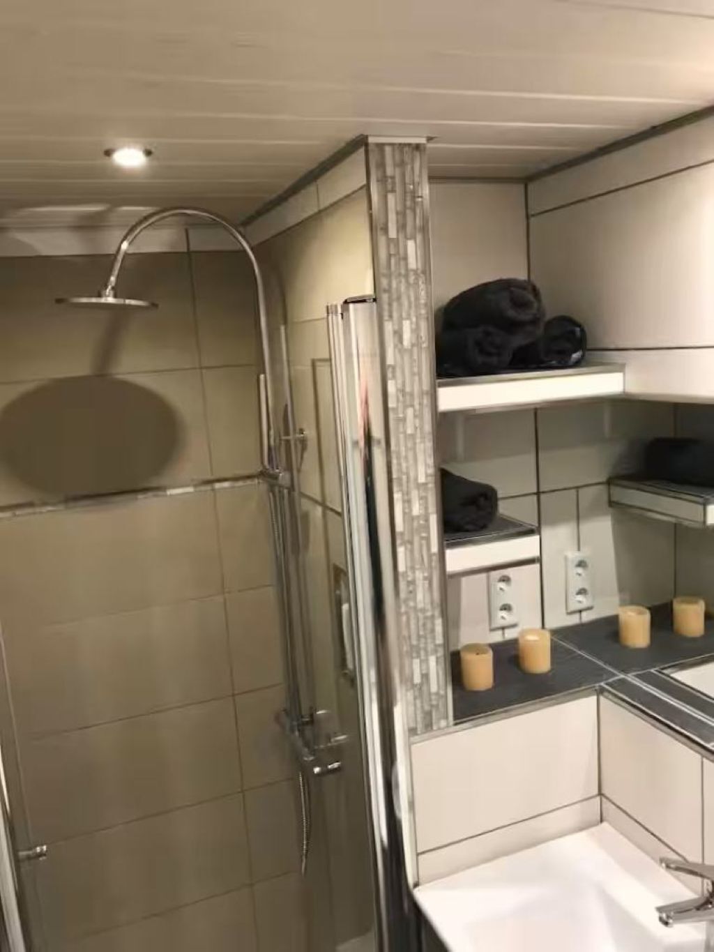 Dusch, hårtork, handdukar och tvål