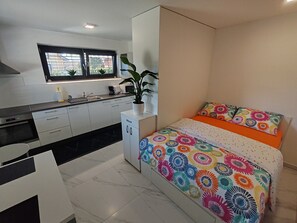 Tabla de planchar con plancha, wifi, ropa de cama