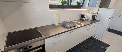Réfrigérateur, four à micro-ondes, un four, surface de cuisson