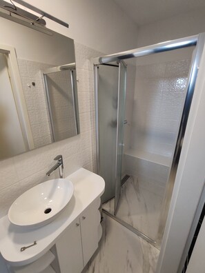 Shower, hair dryer, towels, soap - Studio Hathor with Terrace & garden in Kranj (Kranj)