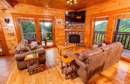 HtdPool, Arcades, Jacuzzi, ClosetoAction, Kingbeds Sleeps up to 14 guests