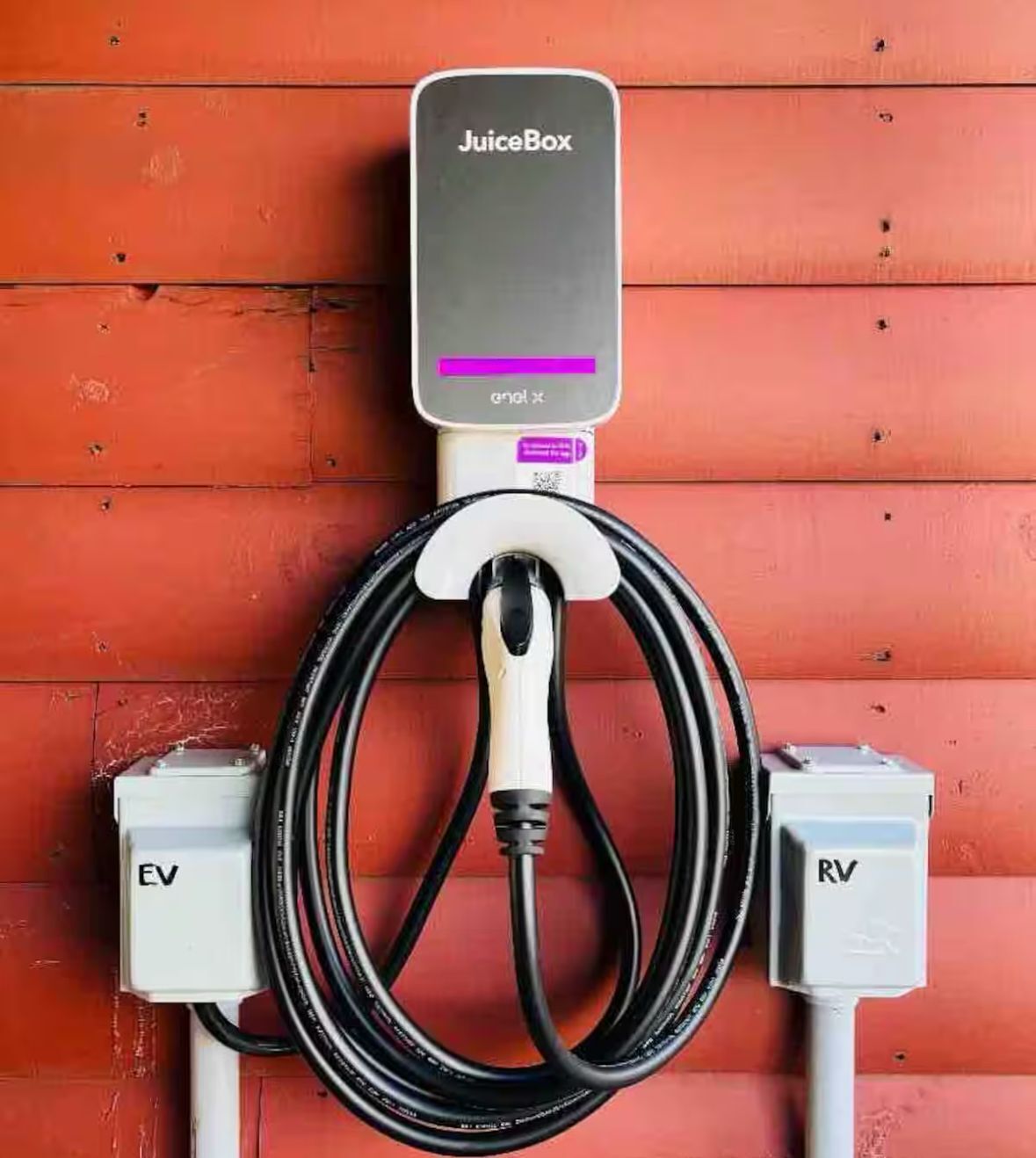 Une borne de recharge JuiceBox dotée de connecteurs pour véhicules électriques et véhicules récréatifs.