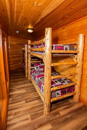 3 habitaciones, escritorio y tabla de planchar con plancha 
