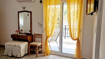In-room safe, blackout curtains, free WiFi