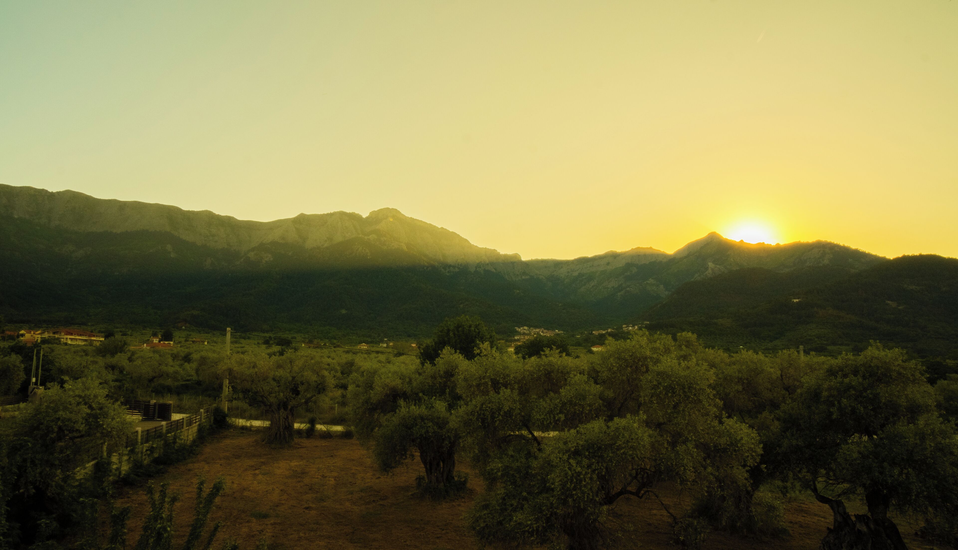Eine Berglandschaft bei Sonnenuntergang.