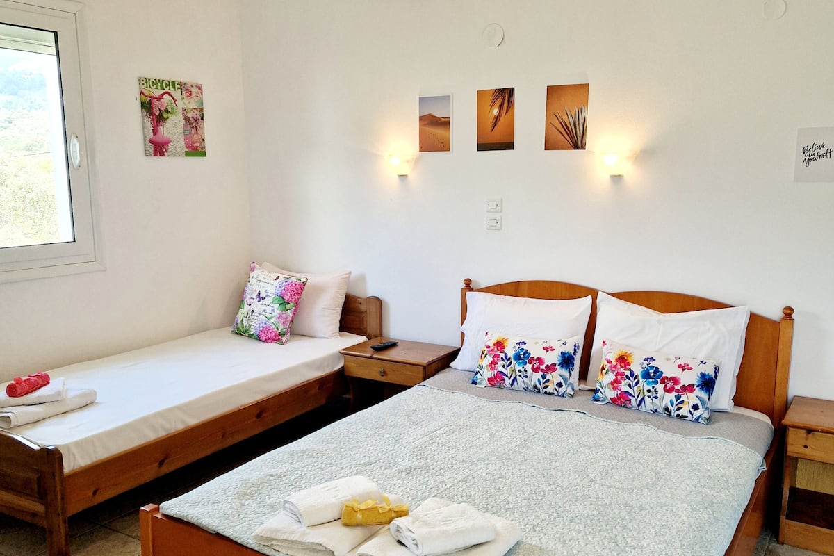 Habitación triple, vista al jardín | Caja de seguridad en la habitación, cortinas blackout y wifi gratis