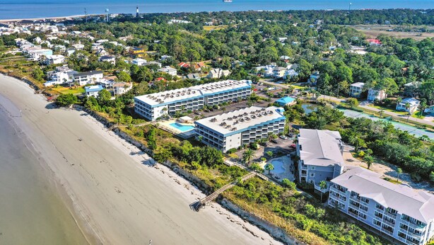 A coastal hotel with multiple buildings, a beach, and a view of the sea. - Charming 1-bedroom condo in serene Tybee Island (Tybee Island)