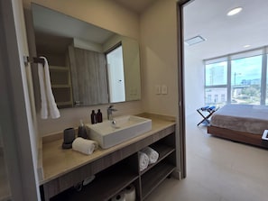 2 bedrooms, iron/ironing board, free WiFi, wheelchair access