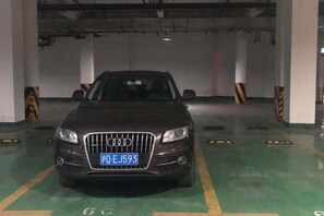 En bil parkeret i en parkeringskælder, nummerpladen er synlig.