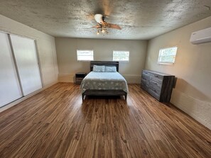 3 chambres, fer et planche à repasser, Wi-Fi, draps fournis