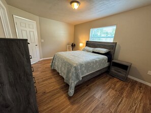 3 slaapkamers, een strijkplank/strijkijzer, wifi, beddengoed