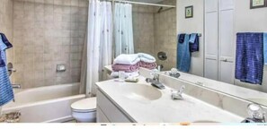 Haartrockner, Handtücher, Seife, Toilettenpapier
