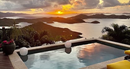Lunazul Villa, 2BR/2.5BA, Sweeping Ocean views, Solar/Starlink, Heated Pool