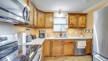 Fridge, microwave, stovetop, dishwasher