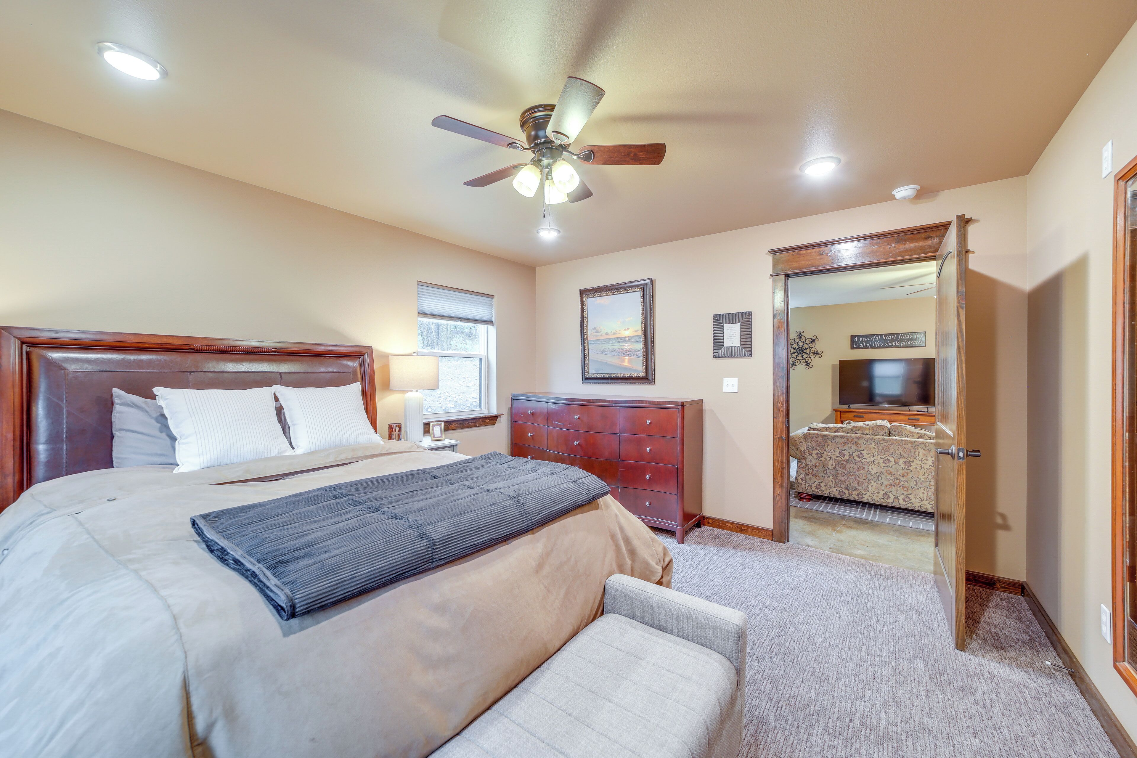 2 bedrooms, desk, travel crib, internet
