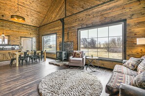Fireplace, foosball, books - Hike, Hunt & Unwind: Mtn-View Cabin in Del Norte! (Del Norte)