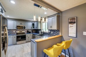 Réfrigérateur, micro-ondes, plaque de cuisson, lave-vaisselle