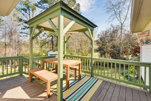 Outdoor dining - Bike, Hike & Unwind at Doodle Trailside Retreat (Pickens)