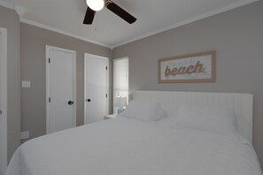 1 habitación, tabla de planchar con plancha y cuna de viaje 