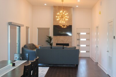 2-bedroom house in charming Arthur City with WiFi, AC