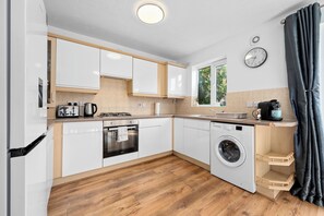 Private kitchen - Near the city centre/ Long term stays/ Contractors/ Workers/ Holiday home. (Old Trafford)