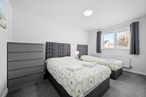 3 bedrooms, iron/ironing board, WiFi, bed sheets - Near the city centre/ Long term stays/ Contractors/ Workers/ Holiday home. (Old Trafford)