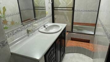 Serviettes fournies, savon, papier toilette